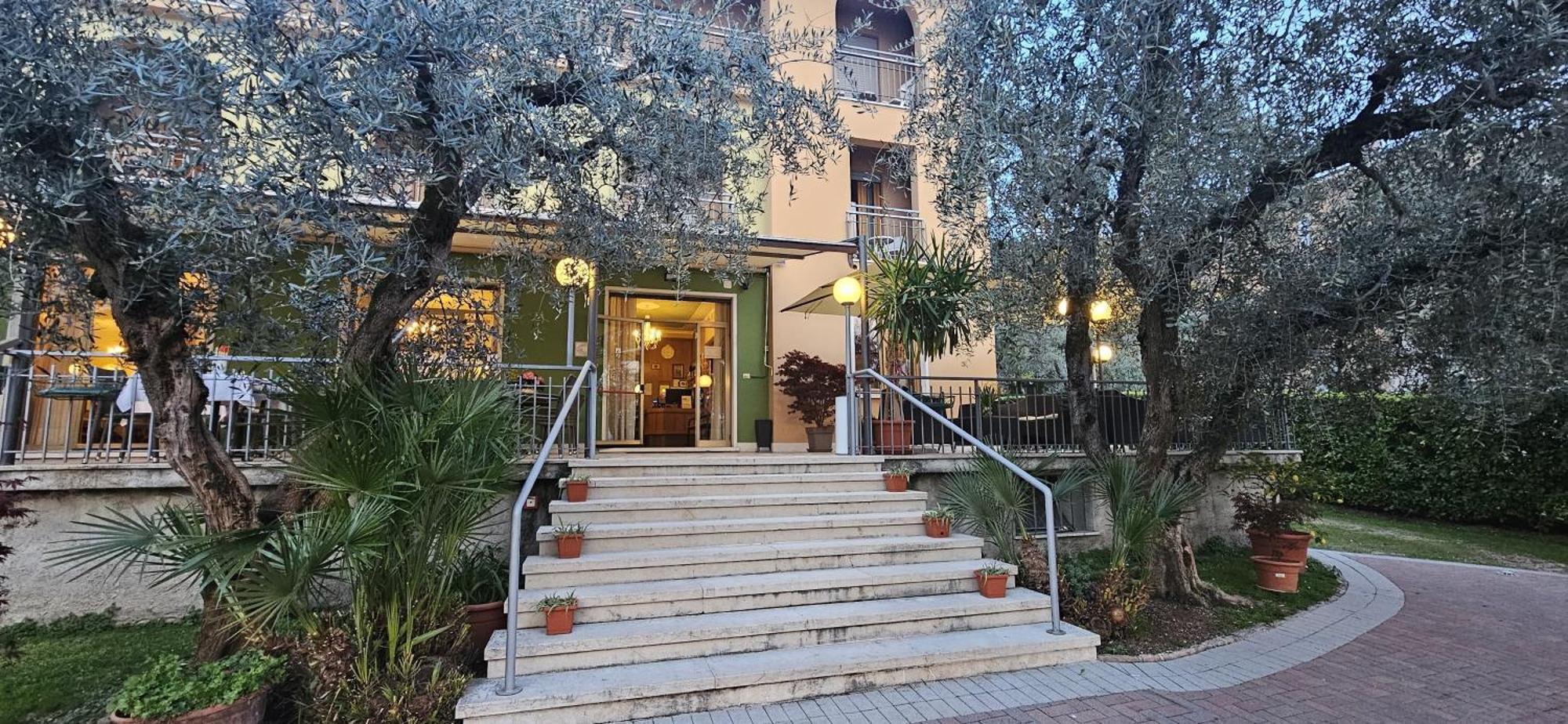 Garden Hotel 2*